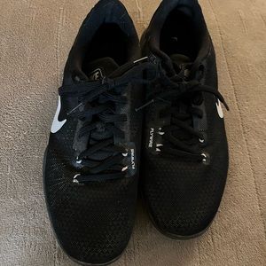 Gently used Nike Flywire gym shoes size 9